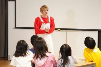 超特急・ユーキ、芸能界に入った頃の苦悩を明かす「カメラを見るのも怖かった」メンバーが小学生たちへ熱血授業！