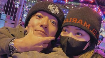 第1子妊娠中のみちょぱ 休日にふっくらお腹で念願のパンチくんと対面！メンズコーデを着こなし夫・大倉士門と「どっちだかわからない」