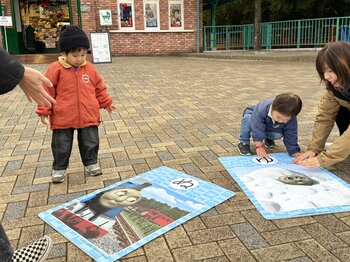 【トーマスランド】ポプラ社の『トーマスかるた』が約60cmに！お正月イベント「トーマス超BIGかるた大会」開催～オリジナルスペシャル絵札も登場～