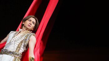 堂本光一“ラストSHOCK”開幕に「早く王様になりたい」とアピールするも、前田美波里から「まだ王子様でいて♡」と熱烈ラブコール