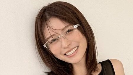 長濱ねる 透け感コーデで美肌披露！無邪気な笑顔を浮かべた魅力あふれる横顔ショットに「吸い寄せられる！」とファンくぎ付け