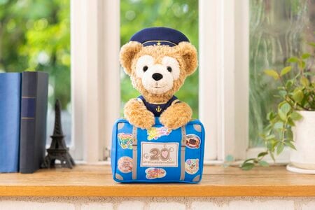 ダッフィー スペシャルグッズ発売！復刻のぬいぐるみバッジ＆20周年の歴史が詰まったポストカードやフィギュアなどファン必見