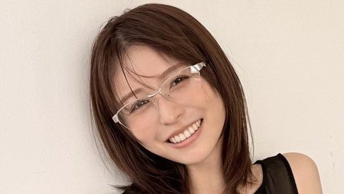 長濱ねる 透け感コーデで美肌披露！無邪気な笑顔を浮かべた魅力あふれる横顔ショットに「吸い寄せられる！」とファンくぎ付け