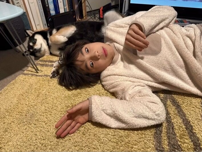 【画像6枚】「こんなにシンクロする！？」寺島しのぶ 13歳息子・眞秀&愛犬の“お揃いポーズ”ショットを見る