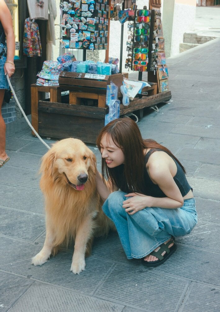 乃木坂46・梅澤美波 美脚あらわな“崖ドレス”姿も！2nd写真集『透明な