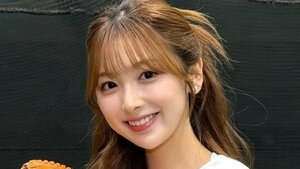 「スタイルやばい」NiziU・MIIHI バファローズのユニフォーム姿を披露！美脚際立つセレモニアルピッチのオフショットに「似合ってる」と称賛