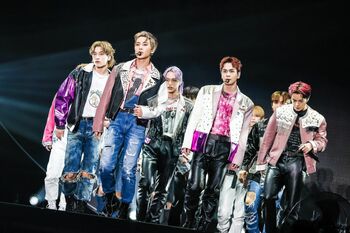 JO1・川尻蓮と白岩瑠姫が熱いハグ 「2022 JO1 1ST ARENA LIVE TOUR ‘KIZUNA’」千秋楽・東京公演ライブレポート