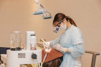 80歳で20本の歯を保つ人は61.5％に増加、一方で歯周病のある人は47.9％。札幌の歯科医院ユアーズデンタルクリニック院長・湯口晃弘が、厚生労働省の2つの統計を突き合わせて分析。