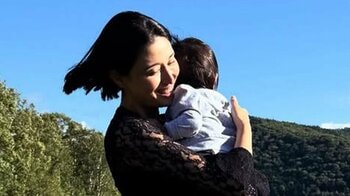 橋本マナミ 5歳息子＆1歳娘と北海道の人気リゾート満喫ショット公開！自然豊かな草原で牛とふれ合う姿やプールでの親子写真に「めっちゃ気持ちよさそう」