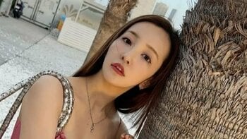 「AKB48オシャレ番長健在」板野友美 深々スリットワンピで太ももをちら見せ！「写真集お願いします」とファン歓喜