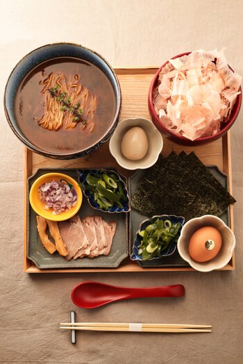 【新メニュー】ヒルナンデス！放映で大反響。顧客満足度98%超の新宿「節丸」が、厚さ0.01mmの「かつお節体験」ができる“特製出汁そば”二種を本格展開。