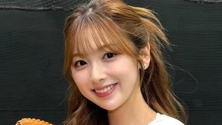 「スタイルやばい」NiziU・MIIHI バファローズのユニフォーム姿を披露！美脚際立つセレモニアルピッチのオフショットに「似合ってる」と称賛