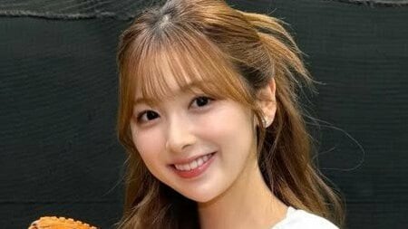 「スタイルやばい」NiziU・MIIHI バファローズのユニフォーム姿を披露！美脚際立つセレモニアルピッチのオフショットに「似合ってる」と称賛