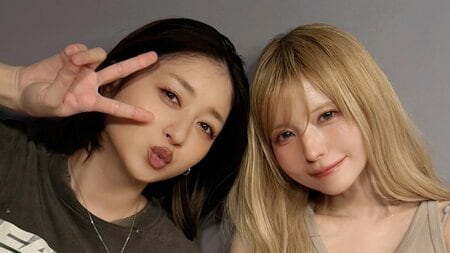 生後約2ヵ月みちょぱベイビーを抱っこ！益若つばさがほほ笑ましい3ショットを公開「めっちゃママの顔だー」「かわいいちっちゃな足」