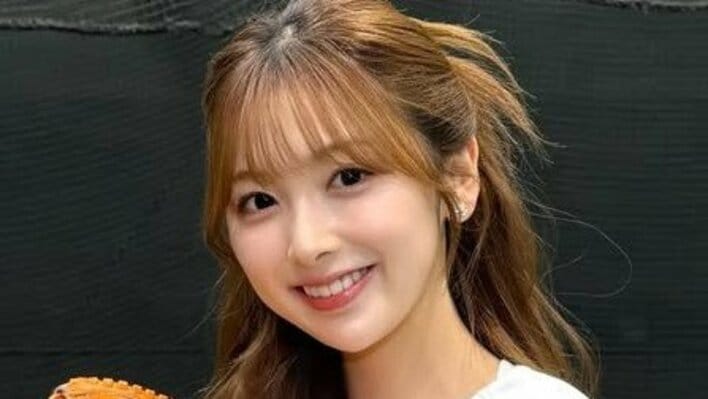 【画像8枚】「スタイルやばい」NiziU・MIIHI 美脚際立つユニフォーム姿！キュートなウインクショットや投球練習の様子を見る