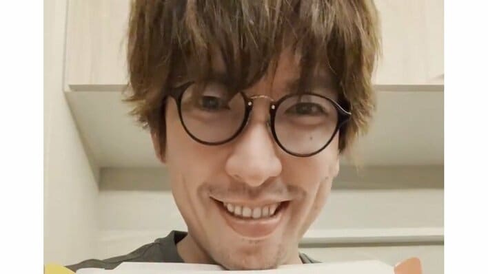 「バリ奇行」2児の父・EXITりんたろー。“子供”をもっちゅりんに顔ハメ！？まさかの展開に「怖くて声出た！」「笑っちゃいました」
