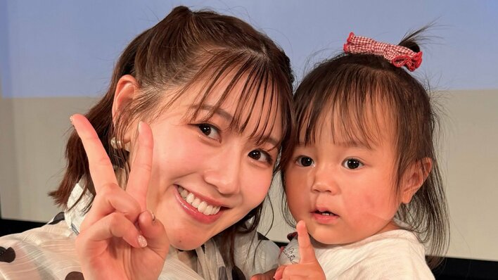 2児の母・西野未姫 1歳長女が“AKB風衣装”でアイドルに！？手作りの赤チェックコーデでニコニコ笑顔のショットに「小さなＡＫＢ！？」