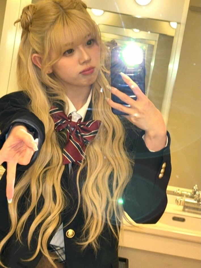 NiziU・RIKU 金髪×制服の“ギャル姿”に「もう天使にしか見えない」と