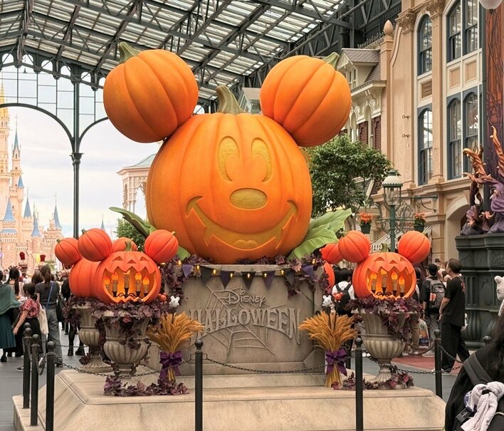 ディズニーハロウィン 新たなフォトスポットが登場！ミッキーがミニー