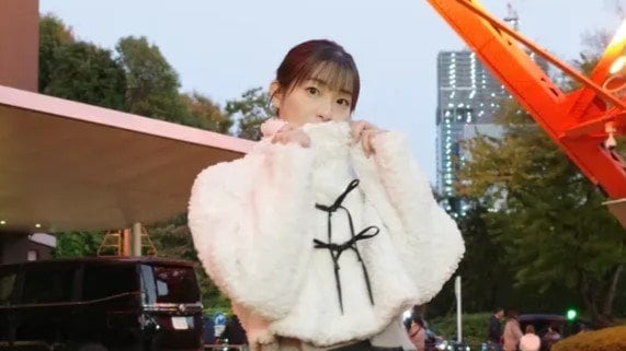 顔ちっちゃ」足立梨花 美脚スラリのミニスカ×ロングブーツ姿を披露