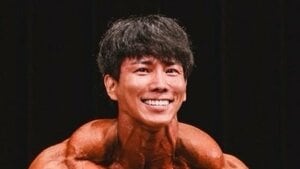 「ラスボスすぎ」横川尚隆 “ほぼ筋肉”な姿でボディビル大会優勝を報告！圧巻のポージングや直前まで体を追い込むショットに「筋肉の神様！」「更に進化が楽しみすぎる」と反響