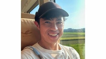 「そこから裸！？」小島よしお 真冬にパンツ一丁で“長過ぎる距離”を走る姿が話題！ステージまで懸命に進む様子に「芸風変えずすげぇ！」