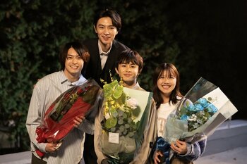 草川拓弥、高野洸、渡邉美穂、細田善彦がクランクアップ！「善意についてすごく考えさせられる2ヵ月間でした」『地獄は善意で出来ている』