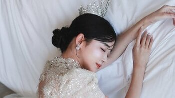 「リアルプリンセス」休井美郷 夫と豪華挙式＆披露宴ショット公開！胸元開いたウェディングドレスと輝くティアラに「世界一似合う」