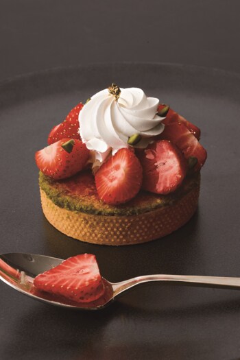 ホテルニューオータニ　シェフパティシエ 森山雄大氏がオハヨー乳業『BRULEE』を使用した特別メニューを披露