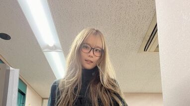 破壊力やばすぎ！」重盛さと美 超ミニ丈コーデショットを連発！14枚の