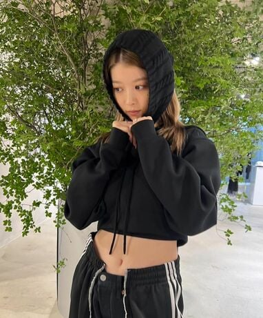 馬場ふみか へそチラ見せスタイルで美ウエスト披露！スウェットコーデ