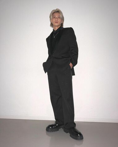平野紫耀 全身黒の「爆イケ」スーツ姿披露！ルイ・ヴィトンのシックな