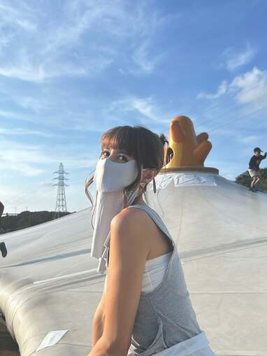 芸能活動再開で話題 吉川ひなの 移住先の沖縄で子供たちとGWを満喫