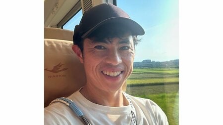 「そこから裸！？」小島よしお 真冬にパンツ一丁で“長過ぎる距離”を走る姿が話題！ステージまで懸命に進む様子に「芸風変えずすげぇ！」