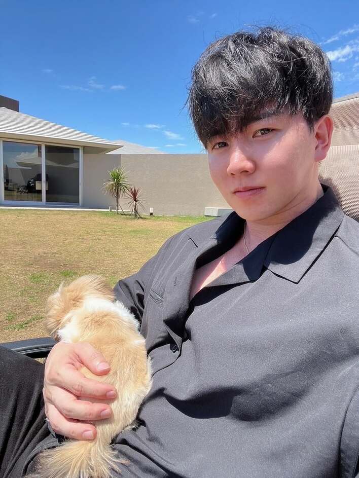 【画像】「肩すごすぎる!!」横川尚隆の愛犬がより小さく見える隠しきれないムキムキ肉体ショットを見る