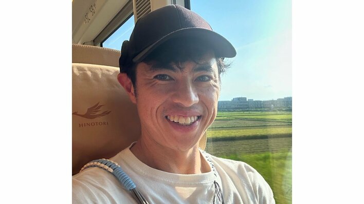 「そこから裸！？」小島よしお 真冬にパンツ一丁で“長過ぎる距離”を走る姿が話題！ステージまで懸命に進む様子に「芸風変えずすげぇ！」