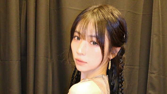 NiziU・MAYA「腹筋すごっっっ」美スタイル際立つヘソ出しショット公開！エッジの効いた最新ビジュアルに「カッコよすぎ！」「いい女感出てる」