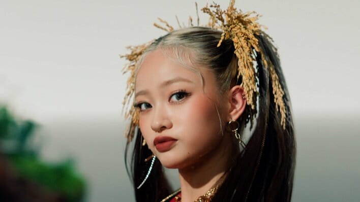 【写真】HANAが華やかな姿で髪をなびかせる！7人全員の新CMのビジュアルを見る