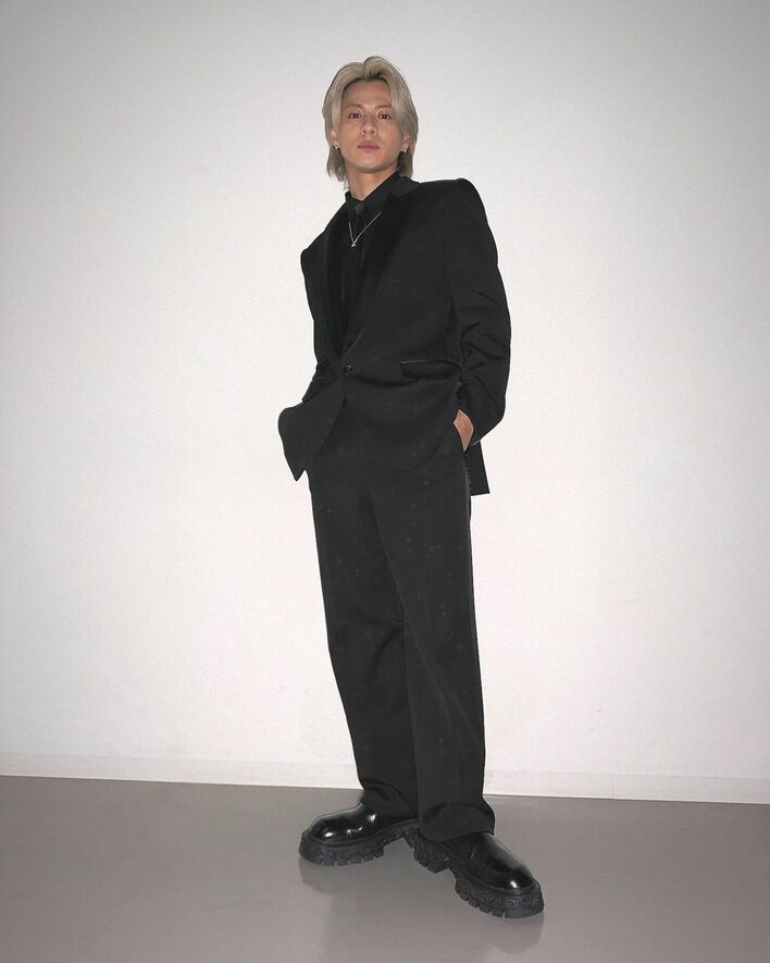 平野紫耀 全身黒の「爆イケ」スーツ姿披露！ルイ・ヴィトンのシックな