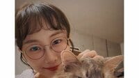 「ふたりともソックリ」松井玲奈 愛猫との2ショット公開！「好きすぎて滅」“虚無顔”でまったりする癒やしあふれる空間に「ツンデレかわいい」
