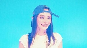 浜崎あゆみ 見事な“シックスパック”際立つステージショットを公開！ミニ白T×デニムのシンプル衣装で見せたクールな姿に「半端ないオーラ」