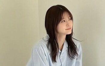 「守りたすぎる…！」めるる ベッドの上で“彼シャツ感”溢れるパジャマ姿を披露 「2枚目の笑顔めっちゃ好き！」