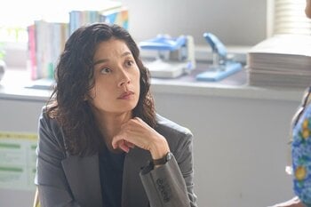 【場面写真追加】反社との関係を報じられ議員辞職した祐子（鶴田真由）が傷害事件の被害者に！夏海（小池栄子）らは支援にあたるが…『さよならノワール』第8話予告
