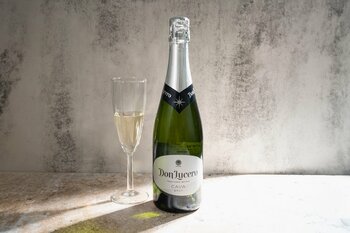 シャンパンと同じ本格製法（※）で1,300円台！？フルボトルで贅沢に楽しめる、本場スペインの熟成スパークリングワイン「ドン・ルセロ　カヴァ　ブリュット」が9月22日（火）登場