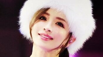 浜崎あゆみ 絶対領域見せミニスカ×ニーハイブーツ姿披露！美スタイル際立つステージショットに「ビジュが神すぎ」「どの瞬間も素敵」