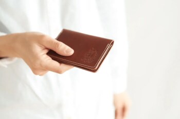 新生活にそっと寄り添う革小物。ギフト特集「Go New Life」を公開。