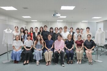 【株式会社TSI】創立125周年を迎える 椙山女学園 × 人気スタイリスト   大草直子氏との「コンセプトシャツ」共創プロジェクトに参画