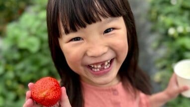 村方乃々佳(6) 姉妹でいちご狩り！妹・ひーちゃんの全力でいちごを