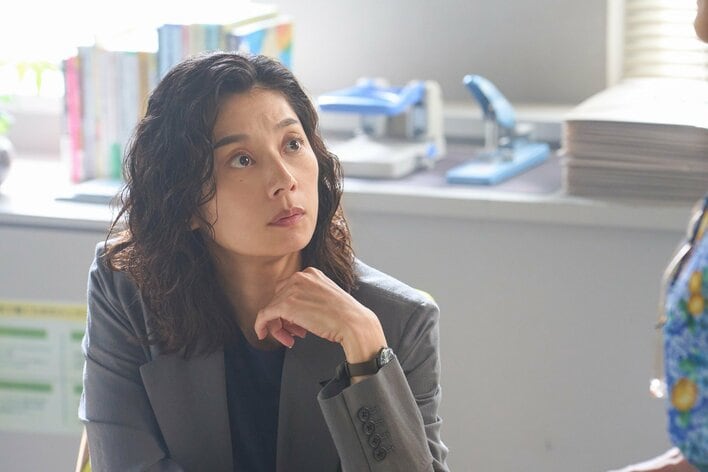 【場面写真追加】反社との関係を報じられ議員辞職した祐子（鶴田真由）が傷害事件の被害者に！夏海（小池栄子）らは支援にあたるが…『さよならノワール』第8話予告