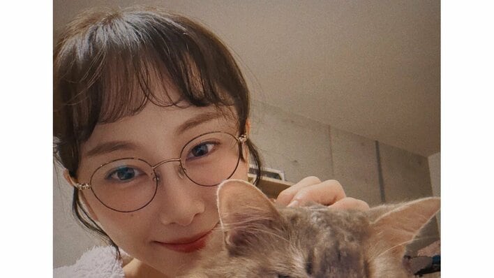 「ふたりともソックリ」松井玲奈 愛猫との2ショット公開！「好きすぎて滅」“虚無顔”でまったりする癒やしあふれる空間に「ツンデレかわいい」